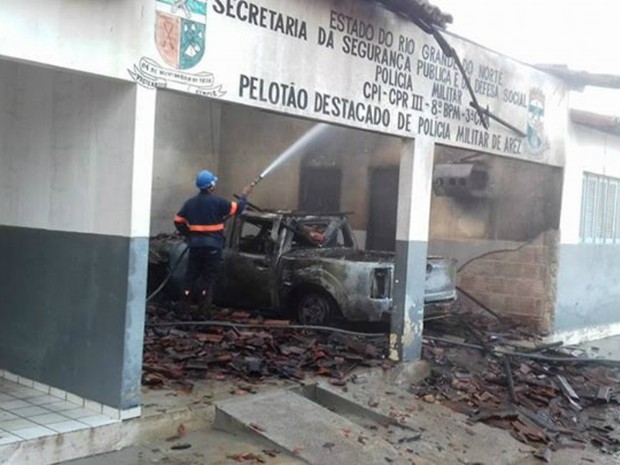 Criminosos atearam fogo na delegacia de Arez (Foto: Divulgação/PM).
