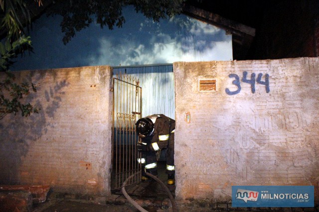 Intervenção rápida dos bombeiros evitou que chamas se alastrassem por toda residência. Foto: Manoel Messias/ Mil Noticias 