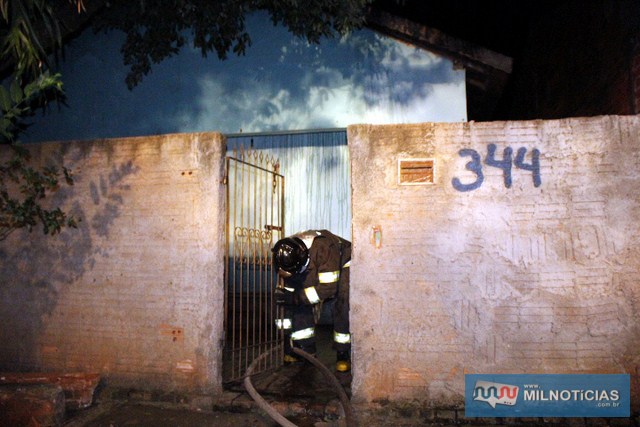 Intervenção rápida dos bombeiros evitou que chamas se alastrassem por toda residência. Foto: Manoel Messias/ Mil Noticias