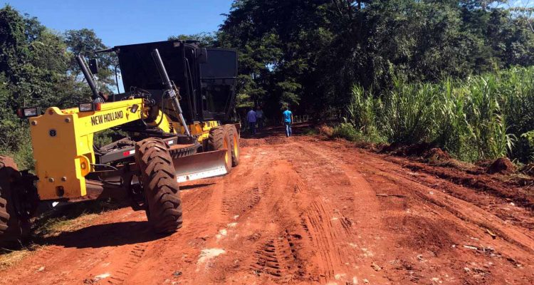 Nas estradas rurais mais conservadas, o trabalho tem a finalidade de cobrir grandes poças d´agua e nas estradas com mais problemas, foram colocados moledos para facilitar o transito de veículos. Foto: Assessoria de Imprensa