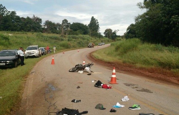 Homem de 29 anos morreu ao bater contra caminhão (Foto: Victor Gomes/ TV TEM).