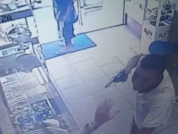 Comerciante foi agredido com coronhadas em Jaú (Foto: Reprodução/TV TEM).