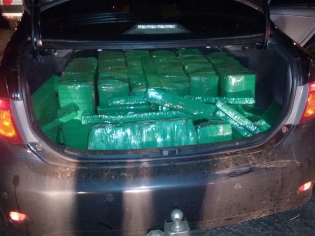 01/02/2017 12h51 - Atualizado em 01/02/2017 12h51 Polícia apreende maconha em dois carros em rodovia de Rio Preto Apreensão foi na rodovia Washington Luís nesta quarta-feira (1º). Segundo polícia, maconha vinha do MS e seria levada para Franca (SP). Do G1 Rio Preto e Araçatuba FACEBOOK Parte da droga estava no porta-malas de um dos carros (Foto: Divulgação/Polícia Rodoviária Estadual) Parte da droga estava no porta-malas de um dos carros (Foto: Divulgação/Polícia Rodoviária Estadual).