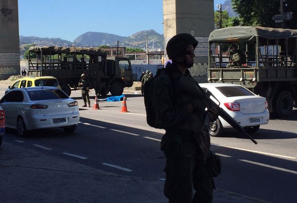 Homem morre em tiroteio perto da Rodoviária Novo Rio no primeiro dia de reforço na segurança no RJ (Foto: Ricardo Abreu / GloboNews).