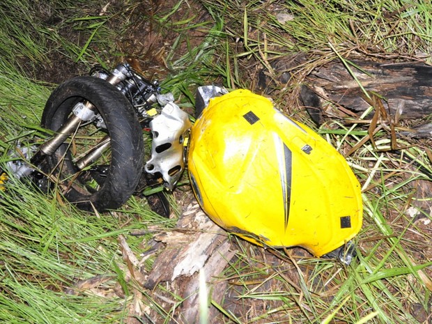Jovem morreu na MS-473 e moto ficou tatalmente destruída (Foto: Márcio Rogério/Nova News).