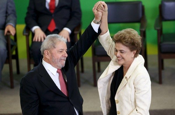 O ex-presidente Lula e a então presidente Dilma, em março do ano passado, durante a posse do petista na Casa Civil (Foto: Adriano Machado/Reuters).