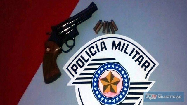 Foi apreendido um revólver calibre .38mm, com seis munições intactas. Foto: DIVULGAÇÃO/PM