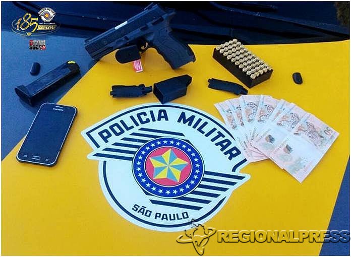 Foram localizados 8 notas de R$ 50,00 falsas, 01 pistola calibre 9 milímetros com 50 munições intactas, várias notas promissórias falsas, dois carregadores e dois cheques nos valores de R$ 9.000,00 mil e R$ 26 mil em dinheiro. Foto: Polícia Rodoviária