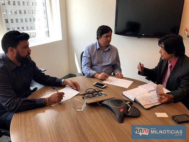 Em São Paulo equipe do Governo de Andradina composta por Jamil cobra limpeza do trecho urbano da linha férrea. Foto: Secom/Prefeitura