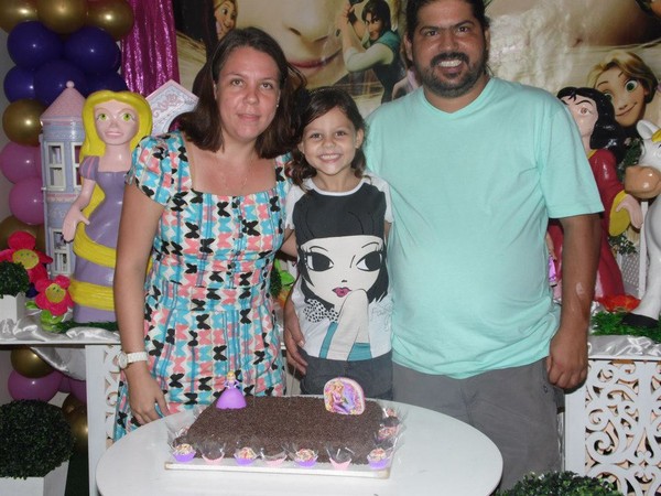 Wagner, Soraya e a filha do casal, Geovanna: assassinados em São Gonçalo (Foto: Reprodução/Facebook)