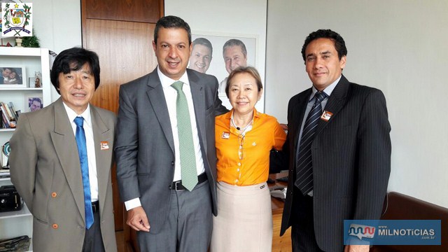 Tamiko com Jamil em peregrinação no gabinete dos deputados federais, em Brasília, desta vez visitando Ricardo Izar (gravata verde). Foto: Secom/Prefeitura