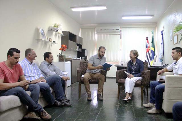 Tamiko e Alexandre Pereira debatem melhorias aos homens e mulheres do campo. Foto: Secom/Prefeitura