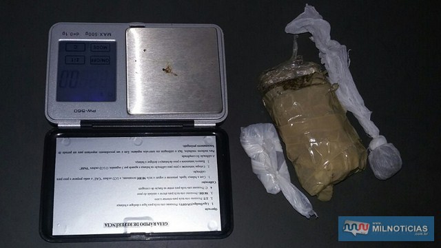 Foram apreendidos duas porções de crack, duas de cocaína, balança de precisão, um tijolo de maconha e R$ 714,00 em dinheiro. Foto: DIVULGAÇÃO/PM