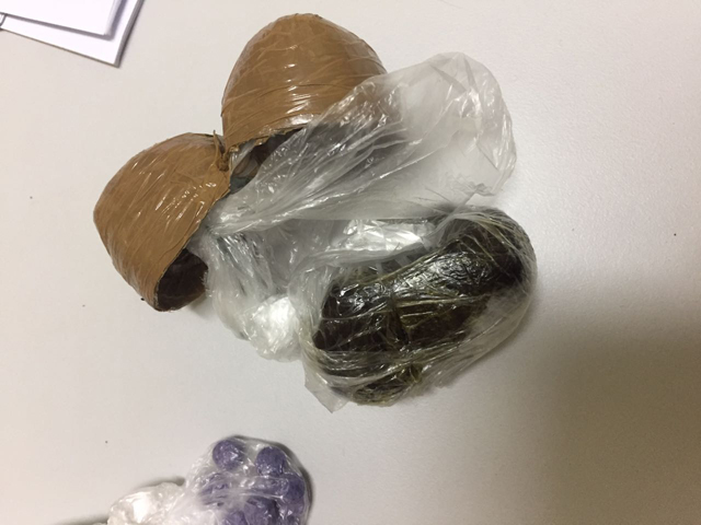 PMs localizaram no interior da bolsa da indiciada, 48 gramas de haxixe e 16 comprimidos de ecstasy. Foto: DIVULGAÇÃO/PM
