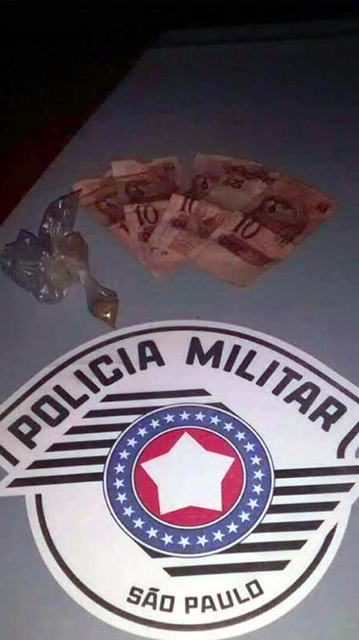 Foram apreendidos uma porção de maconha, 5 pedras de crack e R$ 50,00 em dinheiro.  Foto: Divulgação/PM