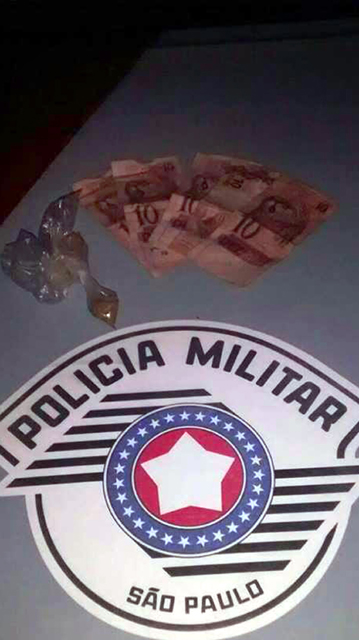 Foram apreendidos uma porção de maconha, 5 pedras de crack e R$ 50,00 em dinheiro. Foto: Divulgação/PM