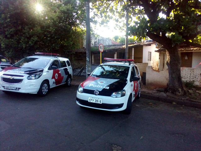 A prisão do trio aconteceu quando indivíduo saía da casa já conhecida por haver denúncia como ponto de venda de entorpecentes. Foto: DIVULGAÇÃO/PM