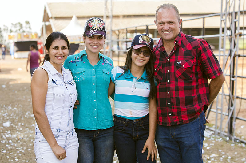 Com apoio irrestrito dos pais, Jorge Abdalla e Edilene Abdalla, não demorou muito para que viesse suas primeiras conquistas, hoje com 12 anos, Sarah coleciona premiações. Foto: Portal Castilho