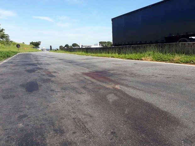 Homem morre e outro é baleado em troca de tiros com a polícia na rodovia Dom Pedro em Atibaia (Foto: Lucas Rangel/TV Vanguarda).