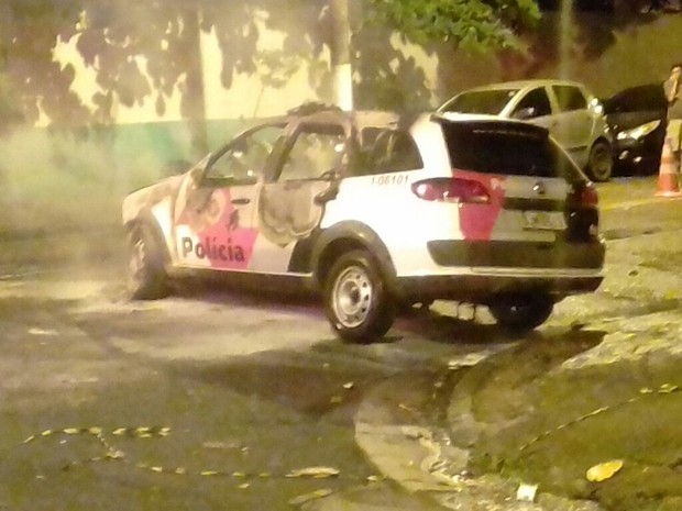 Viatura ficou destruída após o incêndio (Foto: G1).