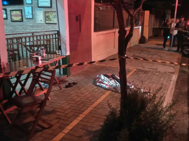 Mulher é morta após ser baleada em bar em São Carlos (Foto: Maurício Duch/ Folha Região).