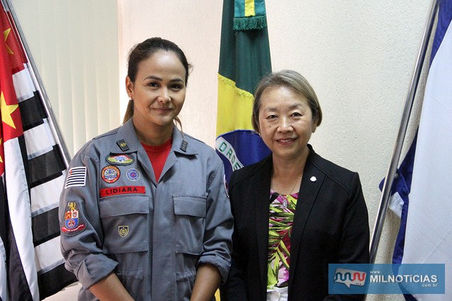 Prefeita Tamiko (dir.), com a comandante do 20º Subgrupamento do Corpo de Bombeiros de Andradina, a capitã Lidiara Beatriz Kurachi Lenarduzzi. Foto: Secom/Prefeitura