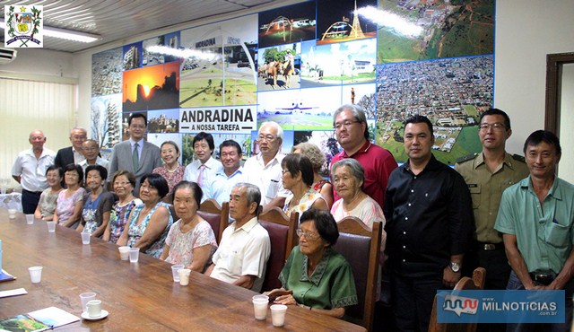 Colônia japonesa, incluindo assessores, vereador, e o instrutor do TG, foram dar as boas vindas ao Consul. Foto: Secom/Prefeitura