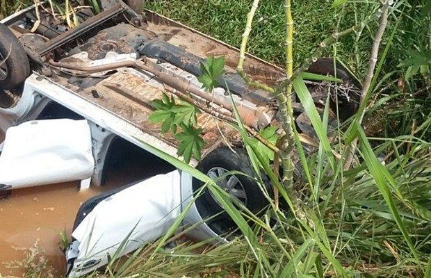 Carro ficou de cabeça para baixo no córrego (Foto: Adilson Bailo/Arquivo Pessoal).