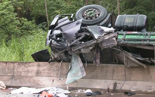 Caminhão tombou e provocou vazamento na Régis Bittencourt, em Cajati (Foto: Reprodução/TV Tribuna).