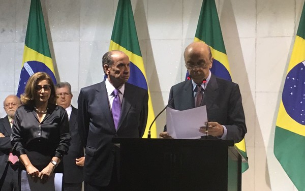 O novo ministro das Relações Exteriores, Aloysio Nunes (esq.), enquanto o ex-ministro José Serra (dir.) se despedia do cargo (Foto: Tainá Sigmaringa/G1).
