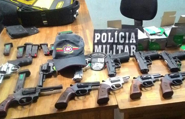 Armas estavam em carro estacionado em pátio de igreja (Foto: PM/Divulgação).