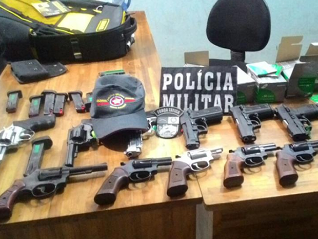 Armas estavam em carro estacionado em pátio de igreja (Foto: PM/Divulgação).