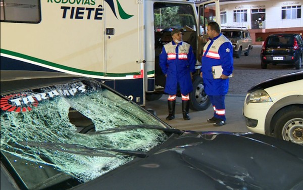 Motorista dirigiu cerca de 1 km com o carro destruído para buscar socorro (Foto: Reprodução/EPTV).