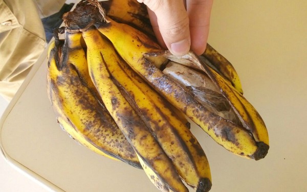 Foram encontrados 83 gramas de maconha na frutas que seriam entregues a um preso (Foto: Polícia Militar/ Divulgação)