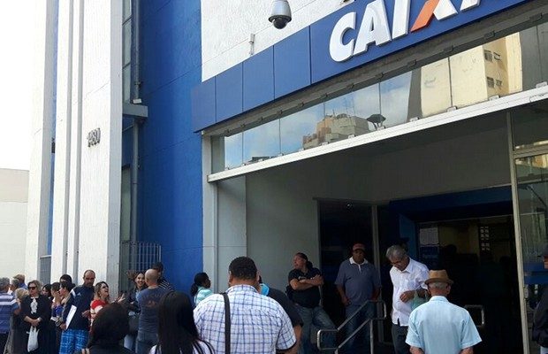 Agência da Caixa Econômica tem filas em Campinas (Foto: Murillo Gomes / G1)