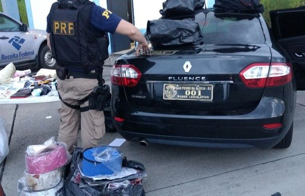 Carro com placa da Câmara Municipal de São Pedro da Aldeia foi flagrado em blitz da PRF, na Via Dutra em Itatiaia (Foto: PRF/ Divulgação)