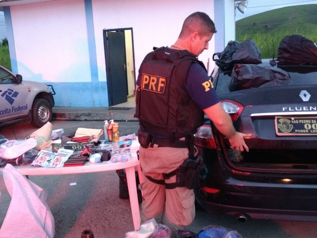 Ocupantes do carro foram autuados por violar direito autoral e suprimir tributo; mercadoria foi apreendida e será enviada ao depósito da Receita Federal no Rio. (Foto: PRF/Divulgação)