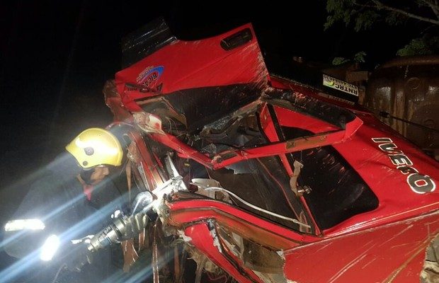 Motorista morre após caminhão tomar e vítima ficar presa às ferragens (Foto: Corpo de Bombeiros/Divulgação).