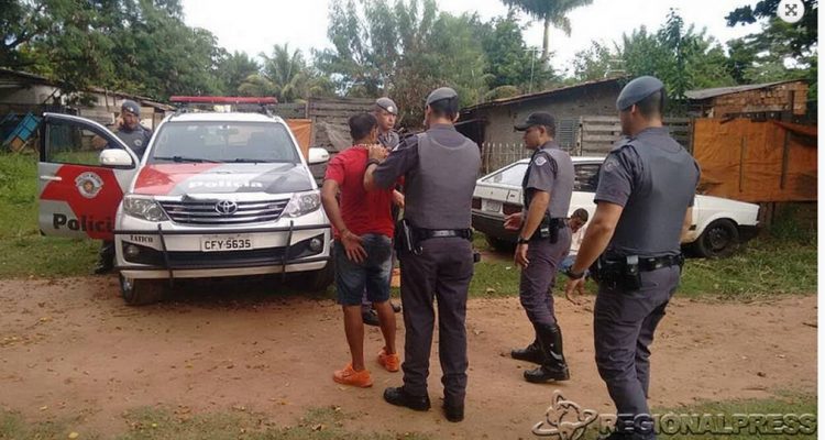 Um homem foi preso em flagrante por tráfico de drogas. A mulher  e o outro homem vão responder por resistência e desobediência. Foto: Charles Caleb/ Regionalpress