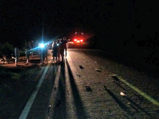 Acidente ocorreu na noite deste sábado no Km173 da BR-317, em Capixaba (Foto: Alexandre Lima/ Arquivo pessoal).