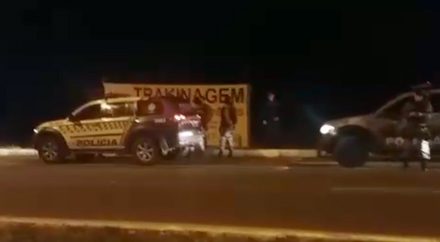 Policiais militares no momento de apreensão dos suspeitos do crime (Foto: PM/Divulgação).