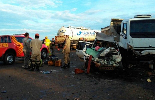 Carro ficou destruído após colisão com caminhão (Foto: Osvaldo Nóbrega/ TV Morena).