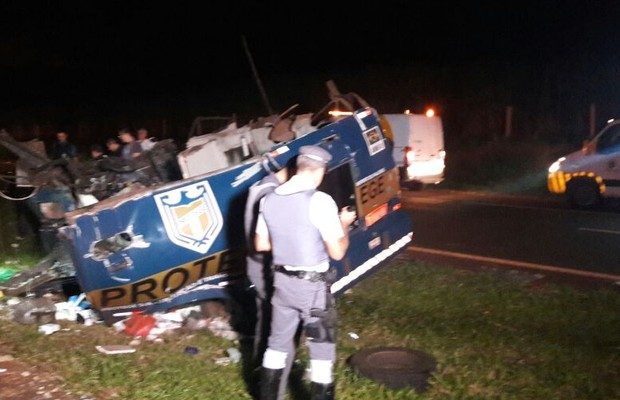 Carro-forte ficou completamente destruído após ação de criminosos em Barrinha (Foto: Ariane Lima / EPTV).