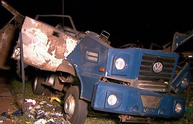 Carro-forte ficou destruído após ataque na Rodovia Carlos Tonani (Foto: Luciano Tolentino/EPTV).