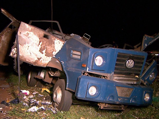 Carro-forte ficou destruído após ataque na Rodovia Carlos Tonani (Foto: Luciano Tolentino/EPTV).