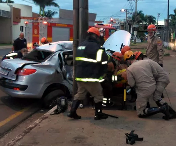 Carro ficou destruído após bater no poste (Foto: Osvaldo Nóbrega/ TV Morena)