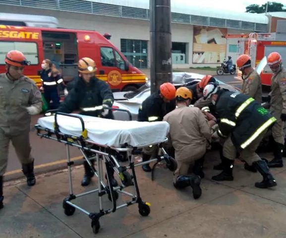 Corpo de Bombeiros e Samu socorrem as vítimas do acidente (Foto: Osvaldo Nóbrega/  TV Morena)
