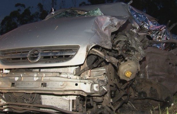 Carro que se envolveu no acidente (Foto: Reprodução/TV TEM).