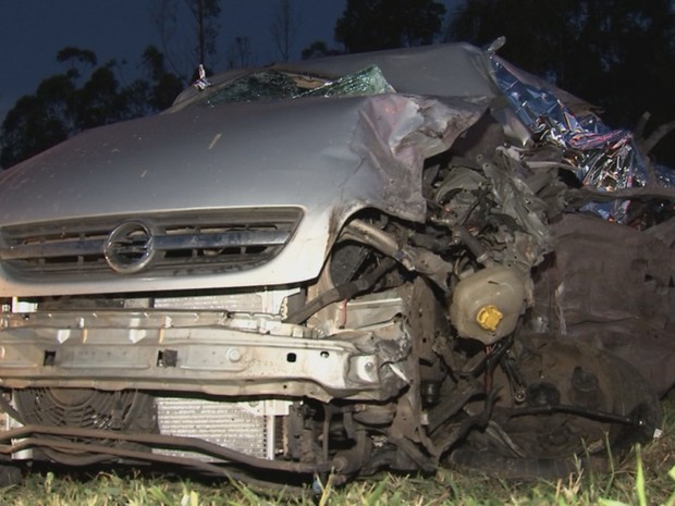 Carro que se envolveu no acidente (Foto: Reprodução/TV TEM).