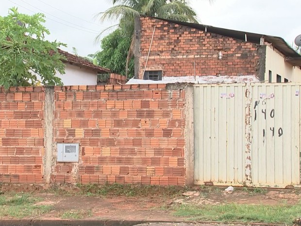 Casa onde o homem foi encontrado morto (Foto: Reprodução/TV TEM).